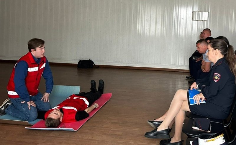 Инструкторы общества «Российский красный крест» провели обучающее занятие для сотрудников Госавтоинспекции по курсу первой помощи